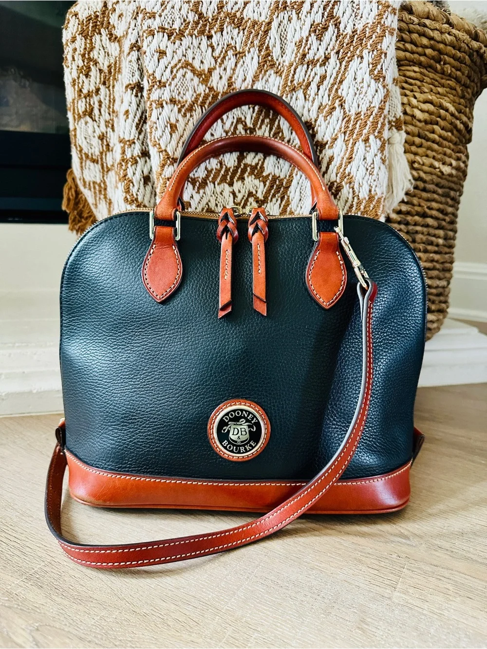 Dooney & Bourke Black & Brown Pebbled Leather Satchel w/Logo & Crossbody strap - Picture 1 of 16